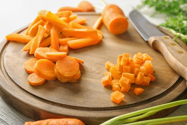 Rodajas de zanahoria fresca en la tabla de cortar — Foto de Stock