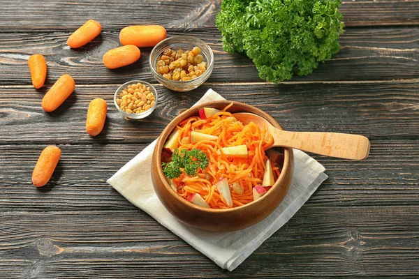 Schüssel mit leckerem Karotten-Rosinen-Salat — Stockfoto