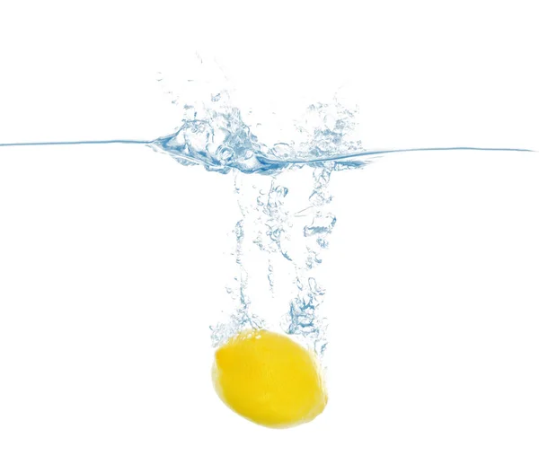 Citron i vatten på vit — Stockfoto