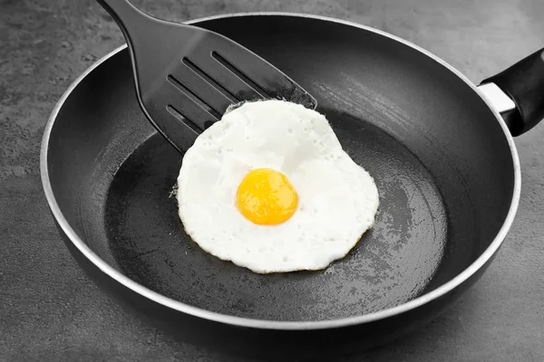 Домашнее жареное яйцо — стоковое фото