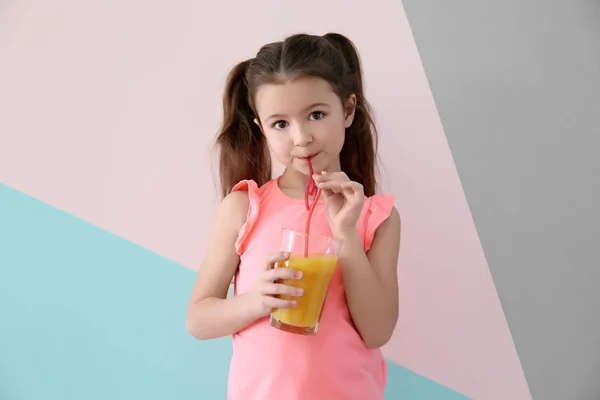 Süßes kleines Mädchen trinkt Saft — Stockfoto
