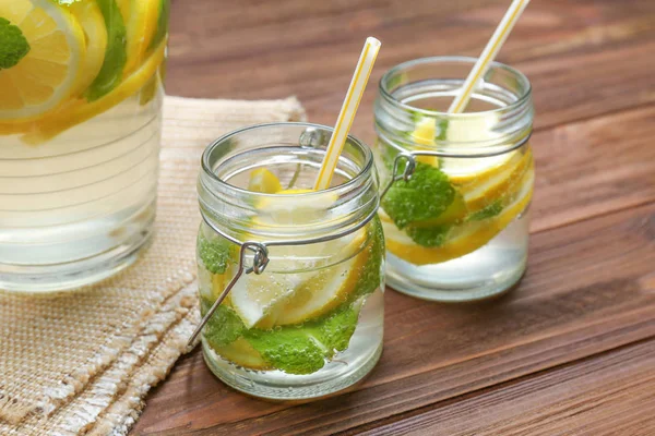 Frascos de limonada fresca —  Fotos de Stock