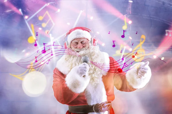 Santa Claus τραγουδώντας τραγούδια σε φώτα θολή φόντο. Μουσική Χριστουγέννων και Πρωτοχρονιάς — Φωτογραφία Αρχείου