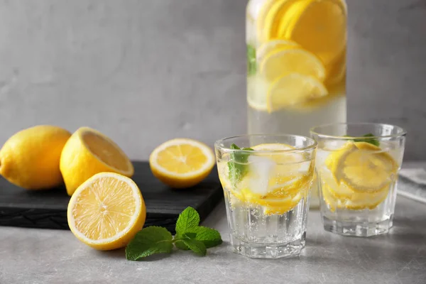 Окуляри свіжого лимонаду — стокове фото