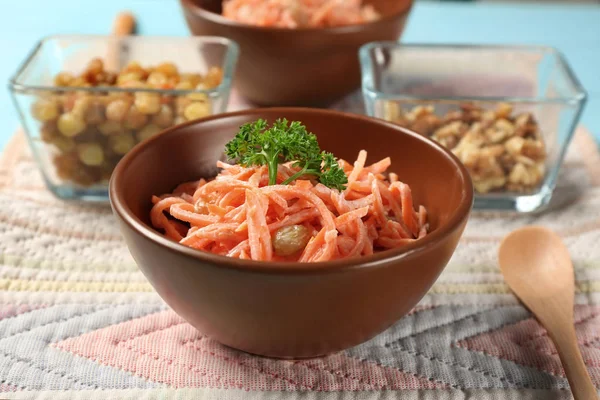 Kom met heerlijke wortel rozijnen salade — Stockfoto