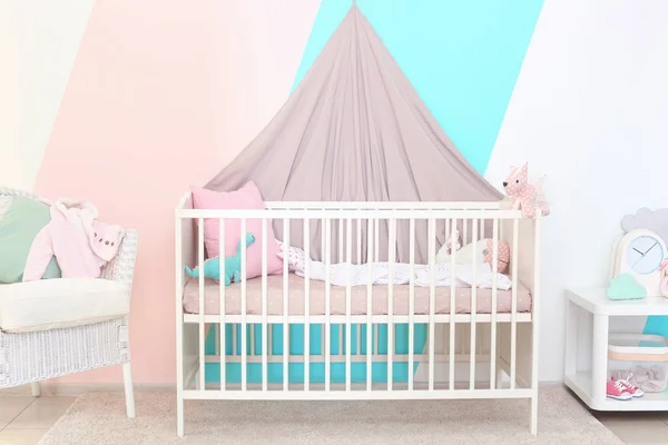 Δωμάτιο μωρού με βρεφική κούνια — Φωτογραφία Αρχείου