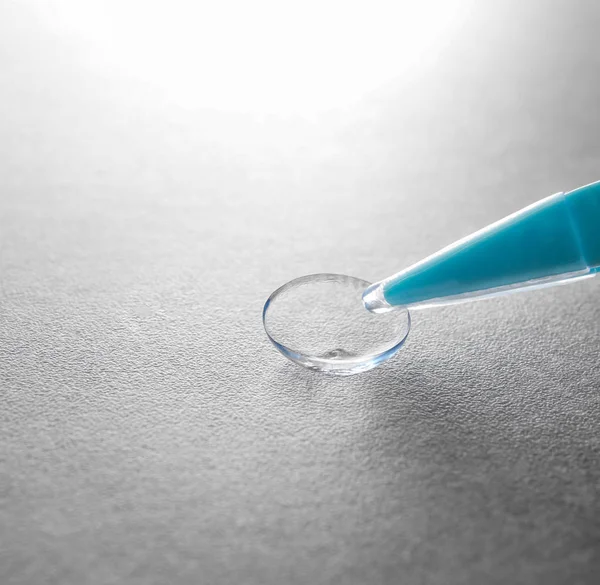 Tweezers with contact lens — Stock Photo, Image