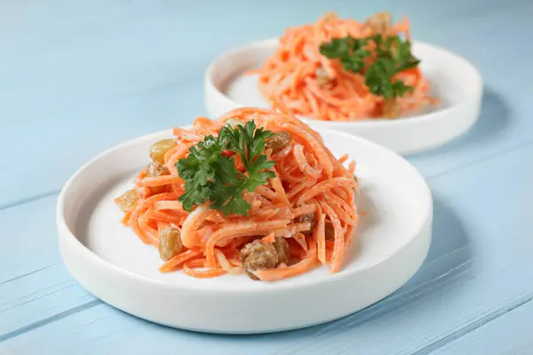 Platen met lekkere wortel rozijnen salade — Stockfoto