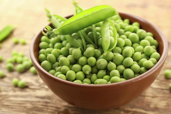 Cuenco con guisantes verdes frescos — Foto de Stock