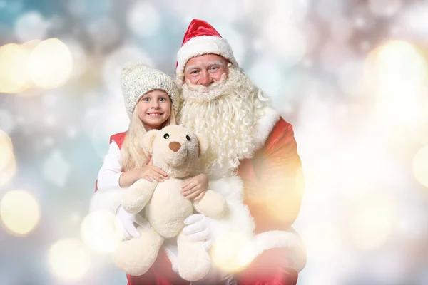 Αυθεντικό Άγιος Βασίλης Κοριτσάκι Και Αρκουδάκι Φόντο Θολή Φώτα Χριστούγεννα — Φωτογραφία Αρχείου