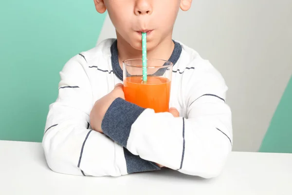 Маленький хлопчик п'є сік — стокове фото