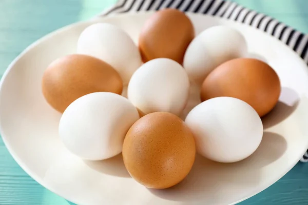 Hard gekookte eieren op keramische plaat — Stockfoto