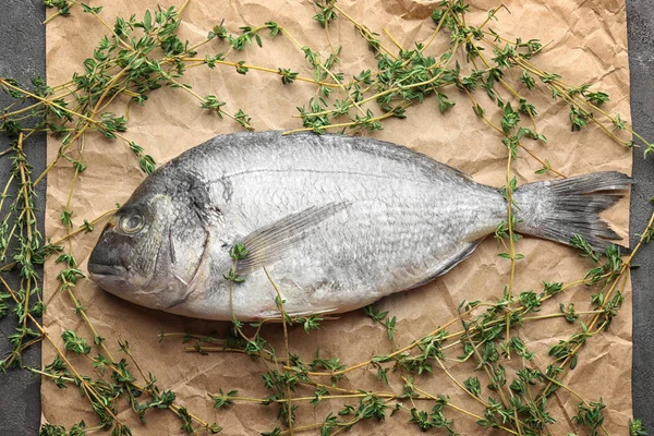 Φρέσκο ψάρι dorado με θυμάρι — Φωτογραφία Αρχείου