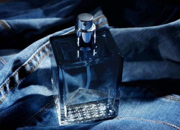 Бутылка современных мужских духов — стоковое фото