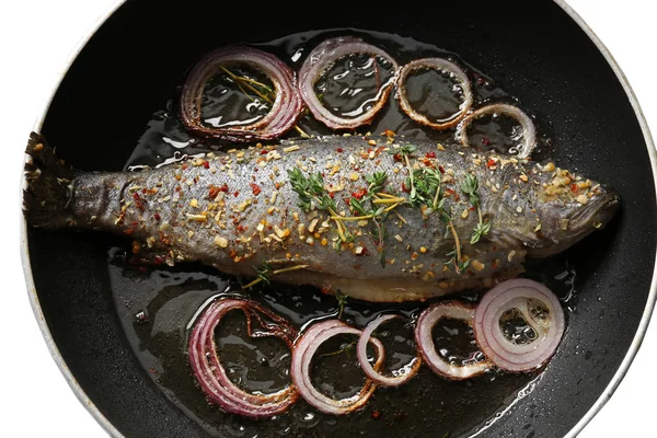 Vaření pstruh ryby na pánev, — Stock fotografie
