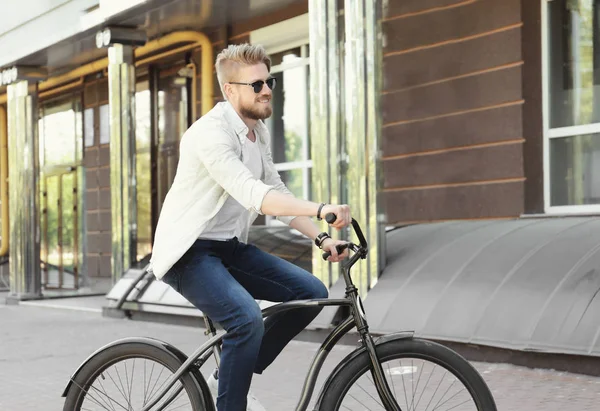 若い男が自転車に乗って — ストック写真