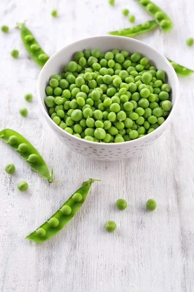 Cuenco con guisantes verdes frescos — Foto de Stock