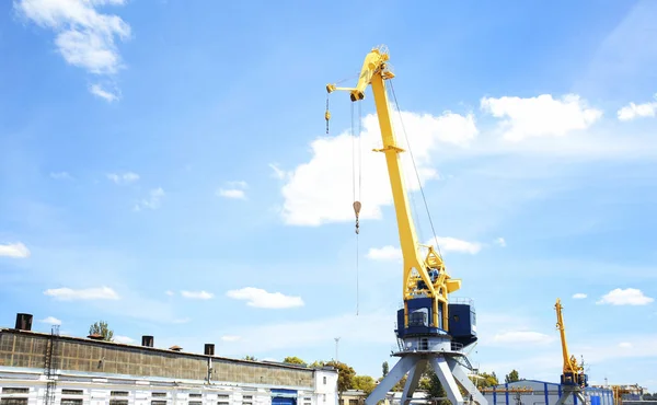 Grue de levage et entrepôts — Photo