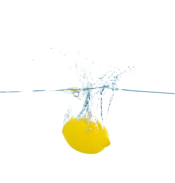 Zitrone im Wasser auf Weiß — Stockfoto