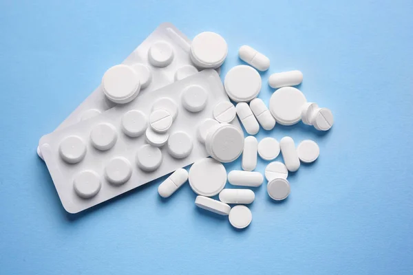 Białe tabletki na tle — Zdjęcie stockowe