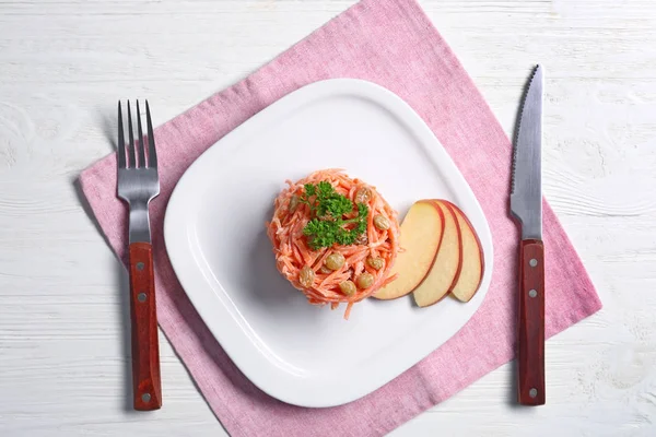 Блюдо с морковным салатом с изюмом — стоковое фото