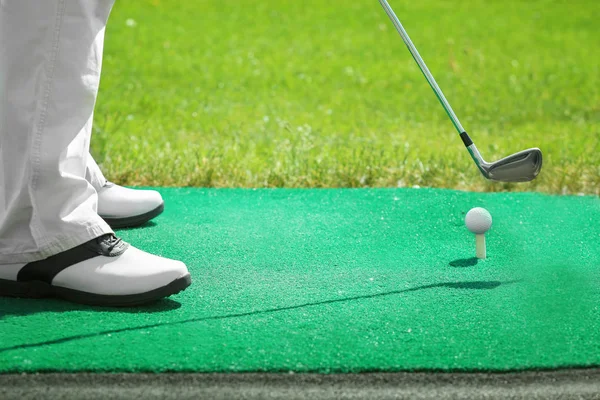 Mann spielt Golf — Stockfoto