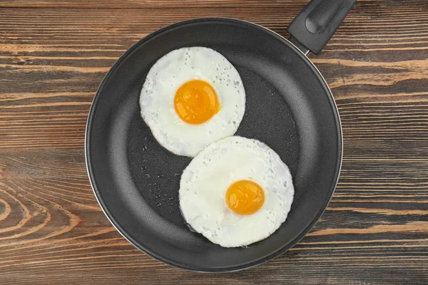 Könnyű tojást a serpenyőben — Stock Fotó