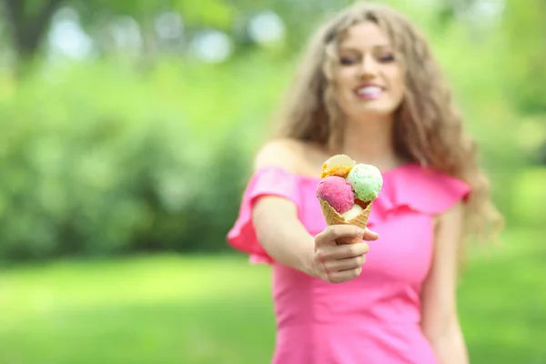 아이스크림을 먹는 젊은 여자 — 스톡 사진