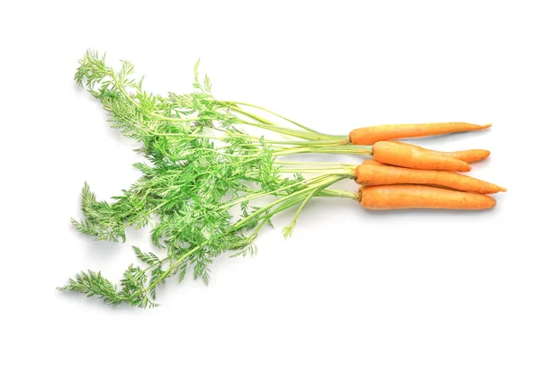 Zanahoria fresca con hojas aisladas —  Fotos de Stock