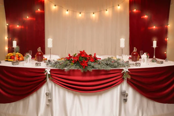 Ana düğün tablo güzel dekorasyonu ile