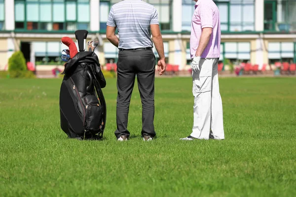 Jovens no campo de golfe — Fotografia de Stock