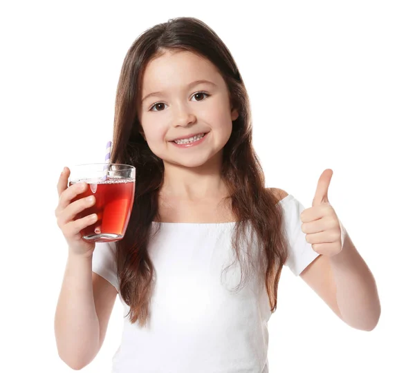 Мила маленька дівчинка зі склянкою соку — стокове фото