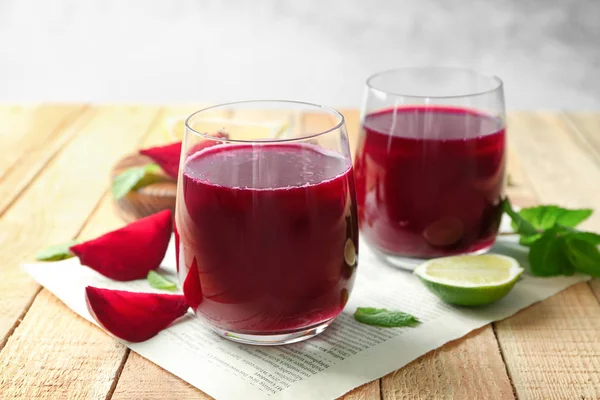 Ev yapımı pancar güler yüzlü iki bardak 