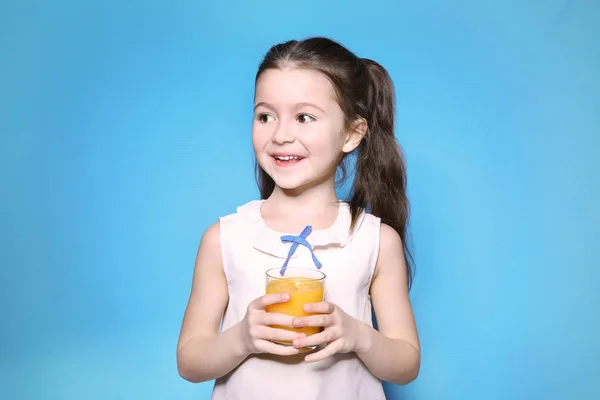 Linda niña con vaso de jugo — Foto de Stock