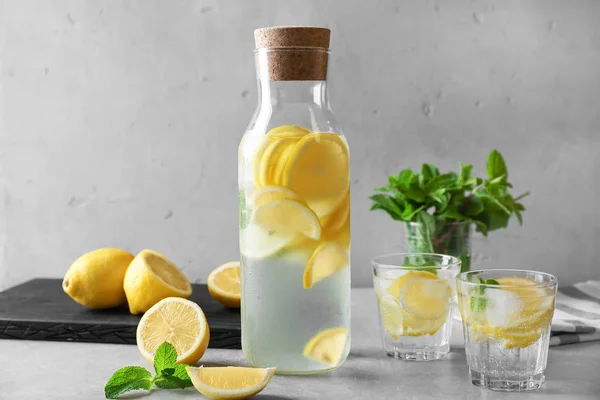 Пляшка і келихи свіжого лимонаду — стокове фото