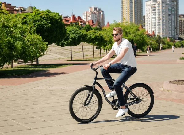 若い男が自転車に乗って — ストック写真