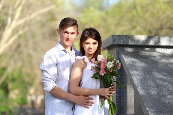 Beau jeune couple avec bouquet — Photo