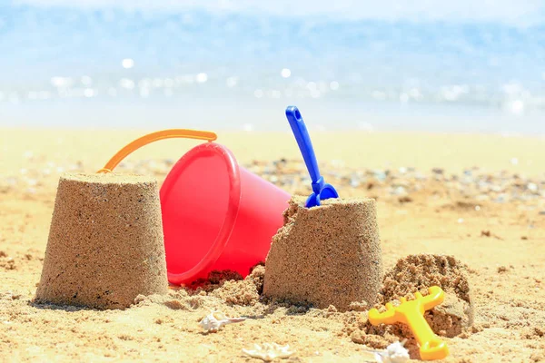 Composition with colorful toys on sea shore — Stock Photo, Image