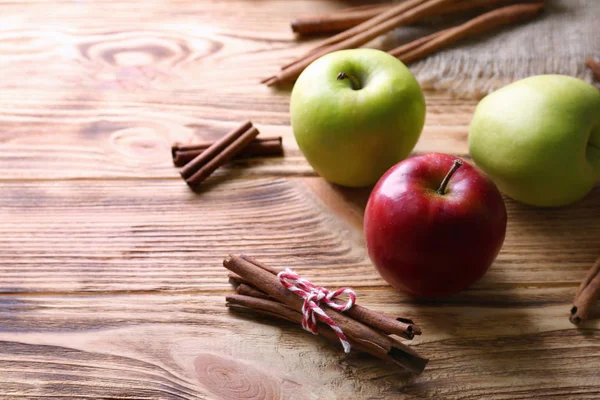 Apples with cinnamon sticks — Stock Photo, Image