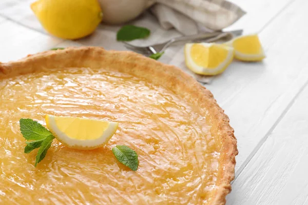 Beyaz masa üzerinde limon pasta