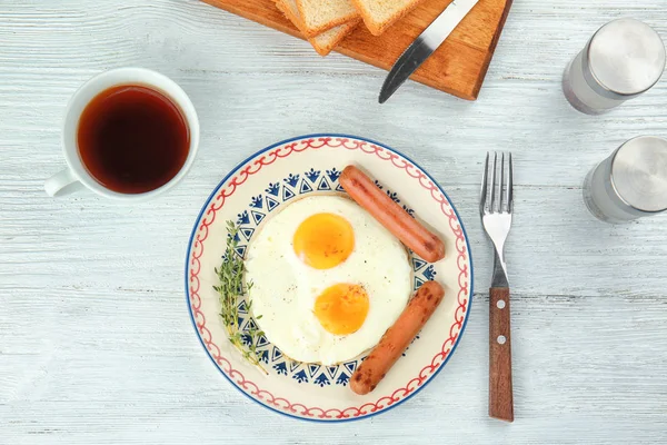 Αυγά με λουκάνικα στο πιάτο — Φωτογραφία Αρχείου