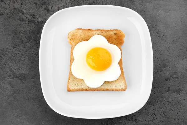 Jajko i toast na ciemnym tle — Zdjęcie stockowe