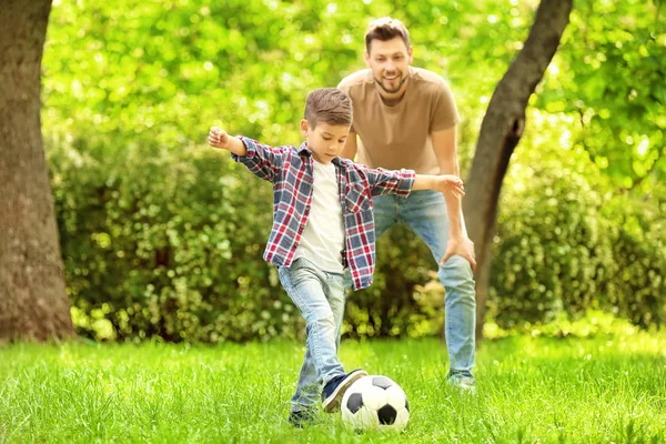 Papá e hijo jugando al fútbol —  Fotos de Stock