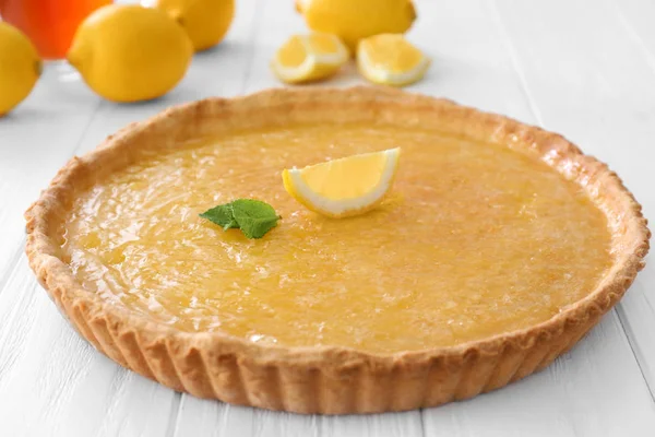 Torta di limone sul tavolo bianco — Foto Stock