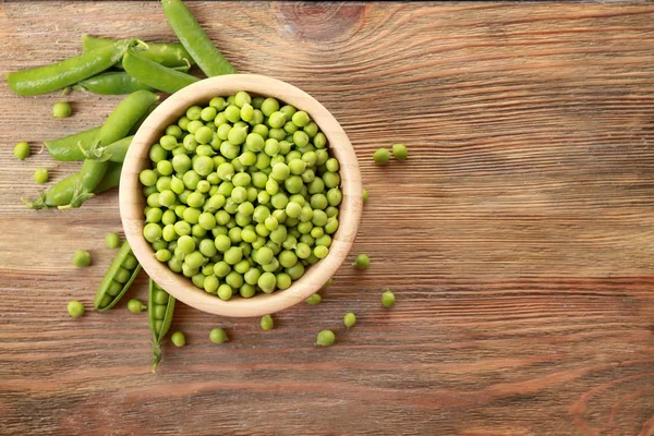 Cuenco con guisantes verdes frescos — Foto de Stock