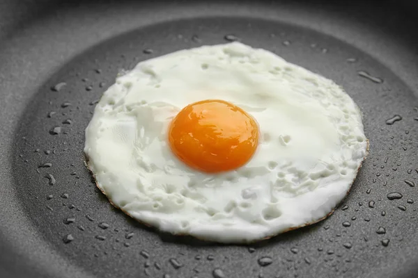 Smažená vejce v pánvi, closeup — Stock fotografie