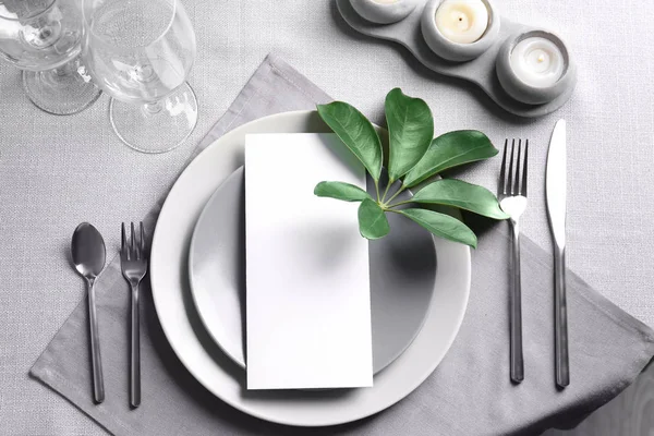 De instelling van de tabel met groene tropische verlaat — Stockfoto