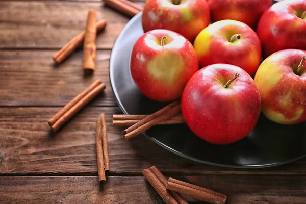 Kırmızı elma ve tarçın ile plaka 