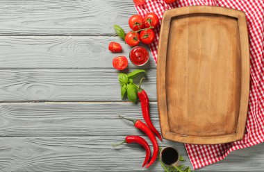 Ahşap tahta, farklı sos ve sebze masada