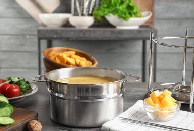 Lezzetli peynir fondü tablo farklı snacks ile